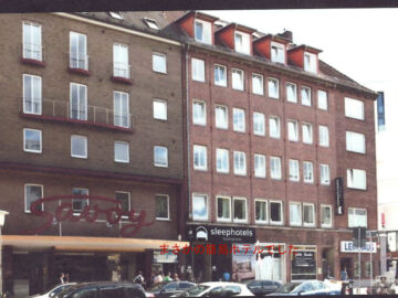 予約していたホテルビルの中にありました